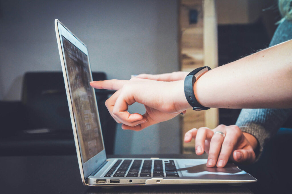 Se ve como un par de personas estan trabajando en la estrategia digital de la empresa para establecer las claves para digitalizar tu negocio